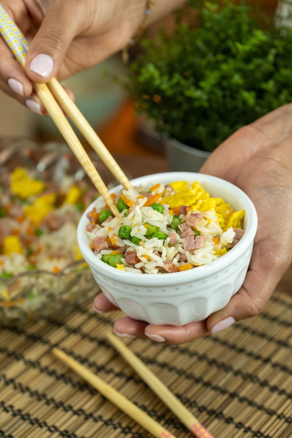 easy fried rice with ham servido em tigela.